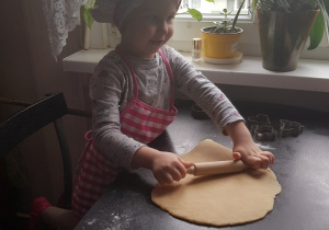 Marcelinka robi ciasto